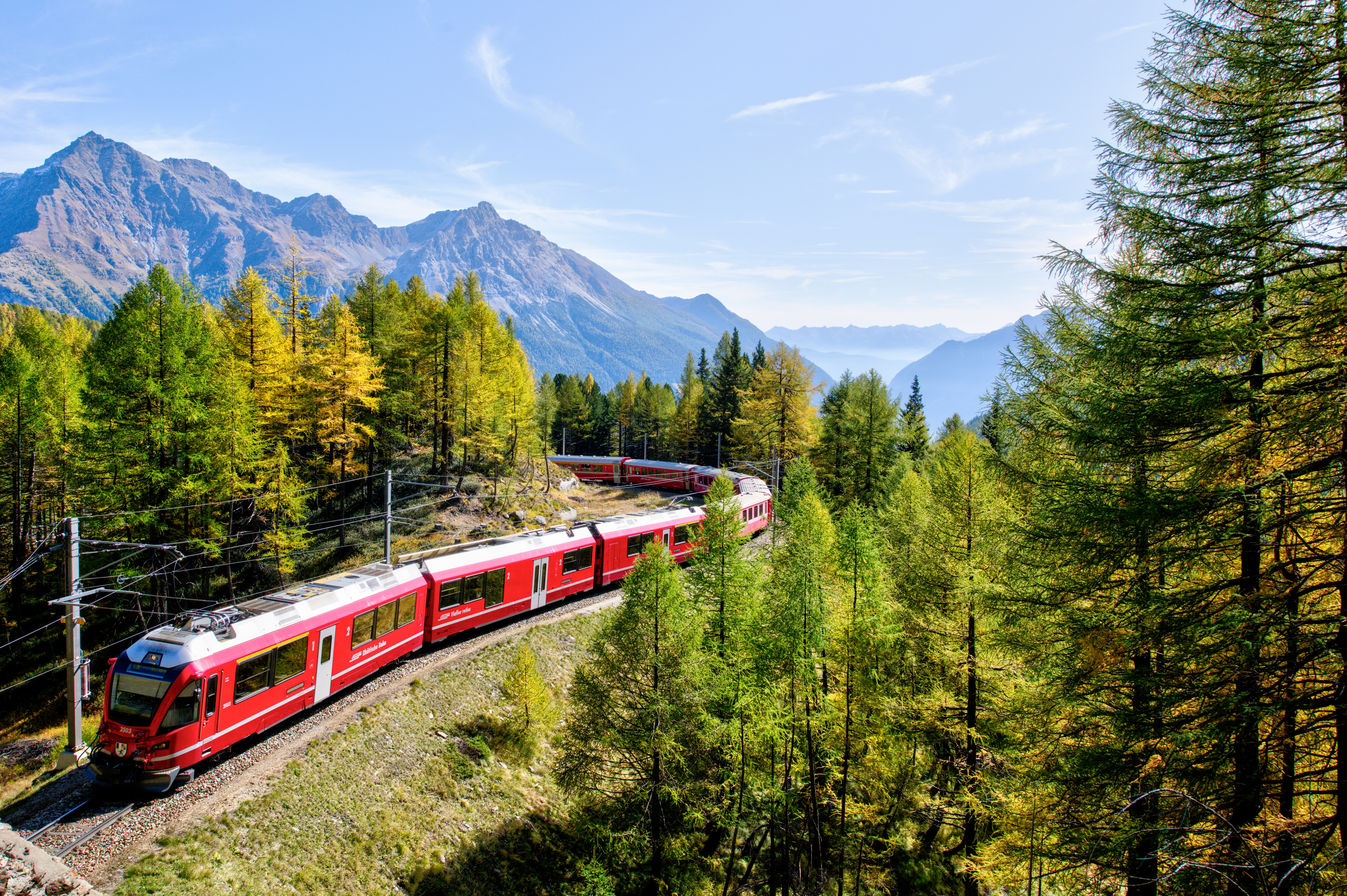 treno rosso montagne.jpg